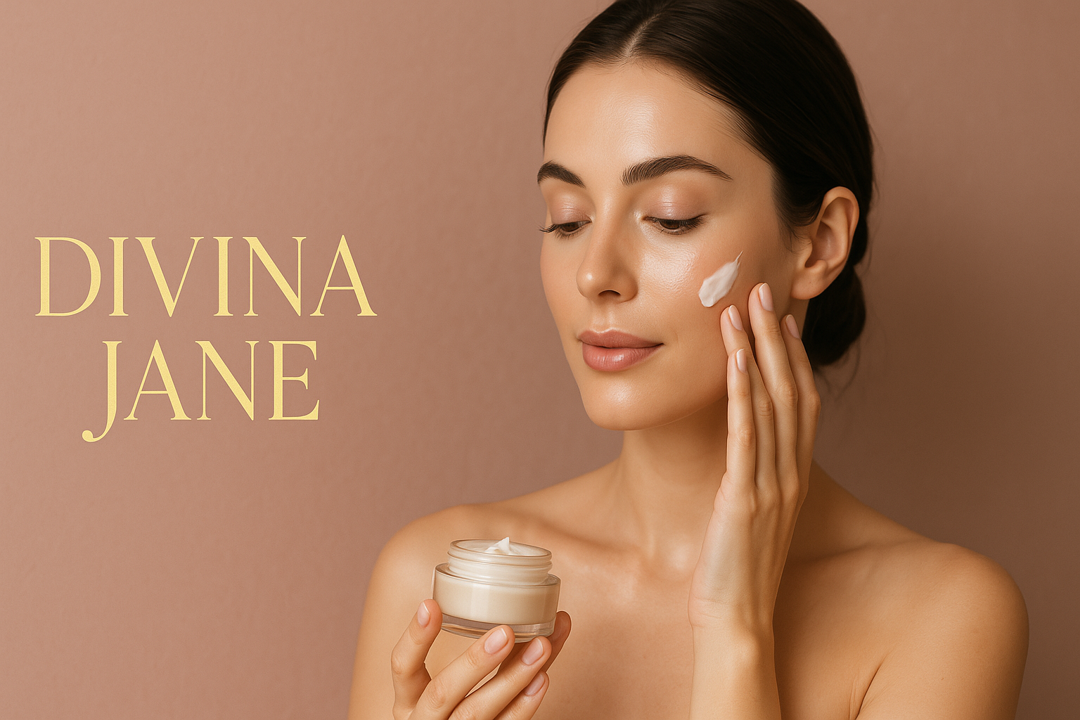 Mulher aplicando produto Glow Beauty Store